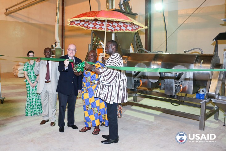 Ambassador Jackson cuts ribbon with Nana Adontenhene of Asante