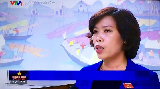 Bà Đào Tú Hoa trả lời phỏng vấn trên truyền hình trong phiên họp Quốc hội đầu tiên.