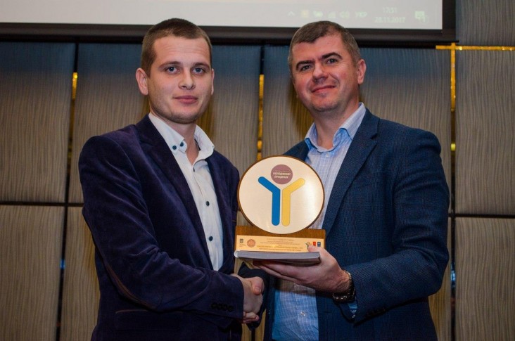Roman Kuchma receives an award “2017 Best Youth Practices” from the Deputy Minister of Youth and Sports of Ukraine, Oleksandr Yarema, as a creator of youth hub Center of Community Development in Spaske village.