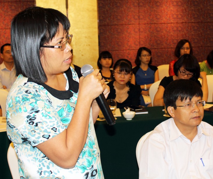 Chị Nguyễn Ánh Tuyết chia sẻ quan điểm của mình tại một hội thảo tham vấn.