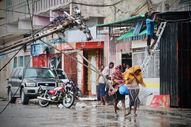  Residents are seen protecting themselves by the rain in the aftermath of the passage of the cyclone Idai in Beira, Mozambique, on March 17, 2019.