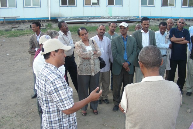 Belayneh discussing with PSN stakeholders in Nazreth.Ethiopia, May 2009