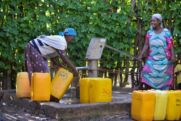 Image of two women filling water jugs in Ethiopia
