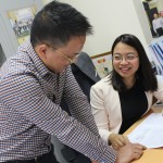 Chị Nguyễn Thị Quỳnh Nga hướng dẫn cho các đồng nghiệp về những thực hành tốt nhất khi báo cáo các kết quả kiểm toán.