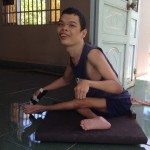 Nguyễn Minh Hào với ván trượt mới giúp anh di chuyển quanh nhà mà không phải bò như trước.