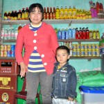 Chị Phạm Thị Gái và con trai bên quầy hàng của gia đình.
