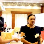Nguyen Thi Cuc speaks to the media at the conference on the implementation of Resolution 19/2017 to improve the business environment and enhance national competitiveness.