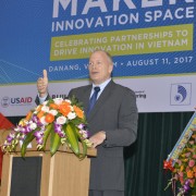 Phó Giám đốc USAID Việt Nam Craig Hart phát biểu tại lễ khai trương không gian sáng chế.