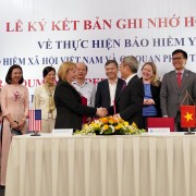 Giám đốc USAID Việt Nam Ann Marie Yastishock và Phó Tổng giám đốc Bảo hiểm Xã hội Việt Nam Phạm Lương Sơn bắt tay sau khi ký bản ghi nhớ.
