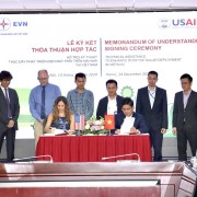 Đại diện dự án An ninh Năng lượng Đô thị Việt Nam của USAID và Tập đoàn Điện lực Việt Nam ký bản ghi nhớ.