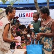 La Directeur Général de l'USAID Michelle Godette distribue des compléments alimentaires à des enfants atteints de malnutrition aigüe à modérée.