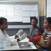 Avec un traitement rapide, les risques de maladie grave imputable au paludisme diminuent fortement.   Photo credit is: PSI / Madagascar.