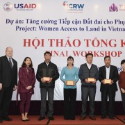 Phó Giám đốc USAID Việt Nam Craig Hart và Giám đốc ISDS, Tiến sĩ Khuất Thu Hồng, tặng kỷ niệm chương cho các tình nguyện viên.