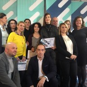Вршителот на должност амбасадор на САД во Македонија, Микаела Швајцер-Блум со наградените граѓани-новинари и екипата на "Топ тема на ваша страна"