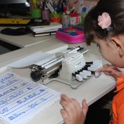 Читањето и пишувањето на Брајово писмо и овозможи на Барбара Василевска да учи со многу побрзо темпо Проект за деца со пречки во видот