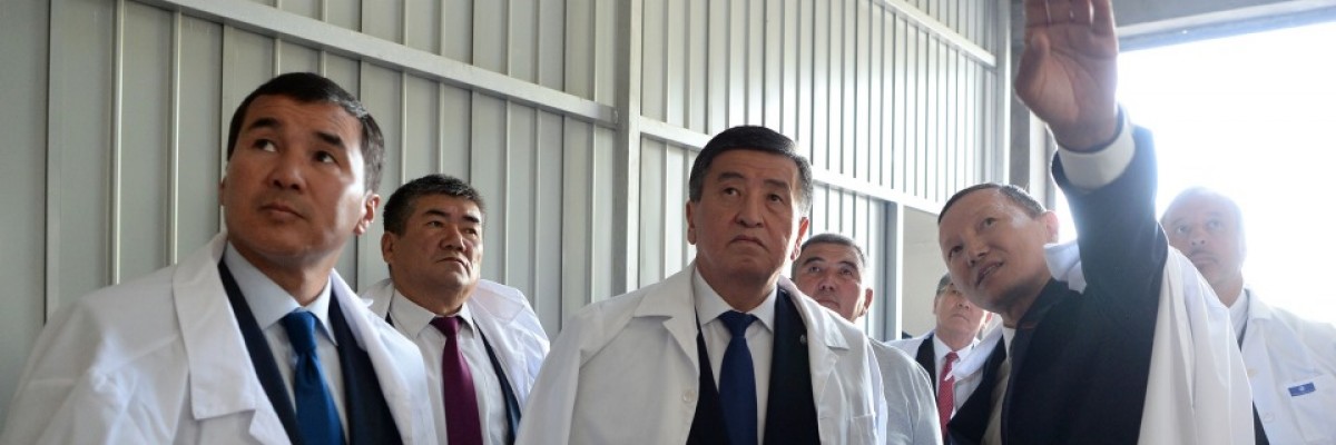 Президент Жээнбеков посетил новый цех по переработке пищевого масла и чеснока в Узгене