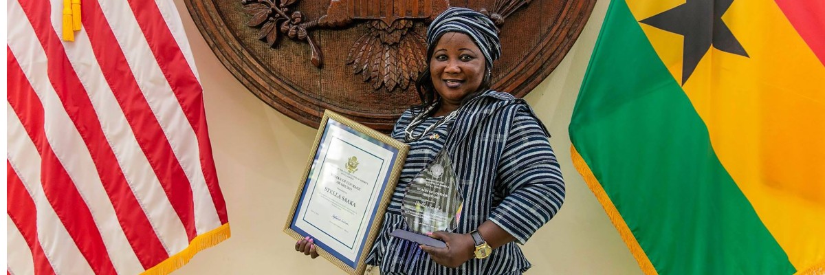 Ghana's "Woman Of Courage" - Stella Saaka displays her award