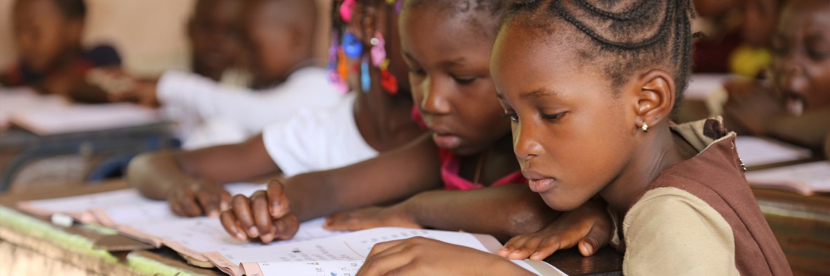 Students learn during reading class at Darsalam School in Bamako, Mali under the Selective Integrated Reading Activity. 